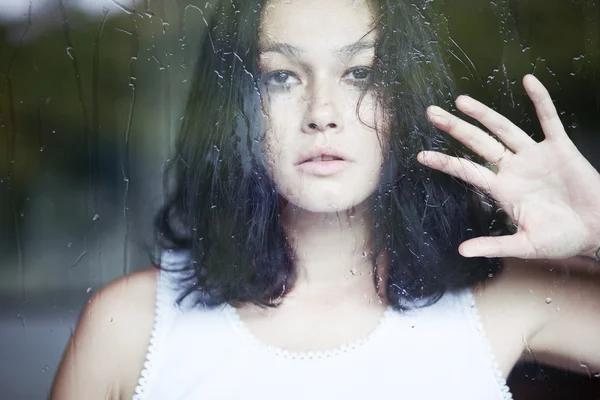 Triste femme regardant par la fenêtre — Photo