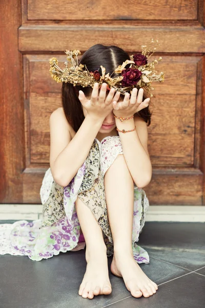 Verdrietig meisje in een zomerjurk — Stockfoto