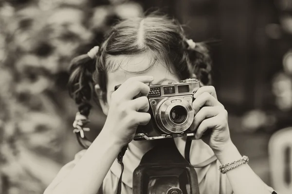 Ritratto di bambina con macchina fotografica — Foto Stock