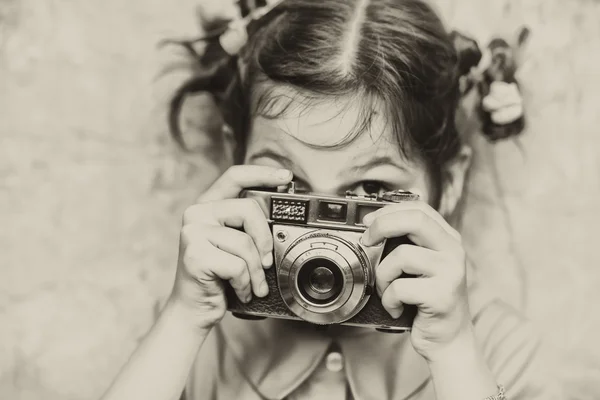 Ritratto di bambina con macchina fotografica — Foto Stock