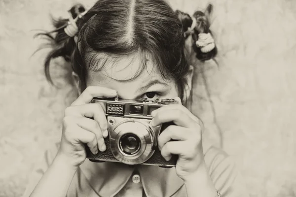 Ritratto di bambina con macchina fotografica — Foto Stock