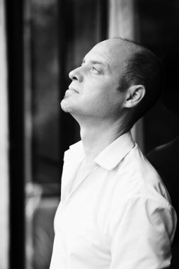 Dışındaki düşünceli kişi 