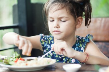 Kız bir yaz kafede yiyor