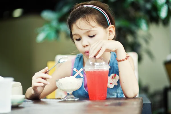 Chica comiendo helado en la cafetería — Foto de Stock