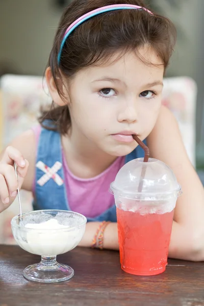 Chica comiendo helado en la cafetería — Foto de Stock