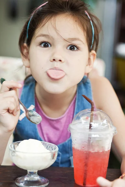 Chica comiendo helado en la cafetería — Foto de Stock