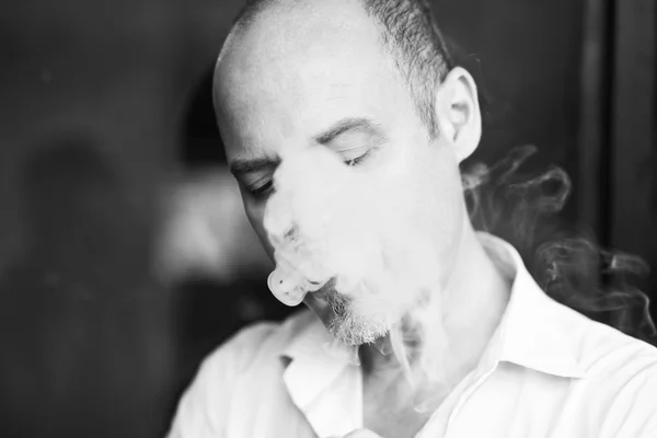 抽烟的男人的肖像 — 图库照片