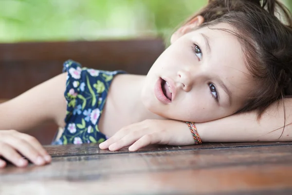 Menina cansada na mesa — Fotografia de Stock