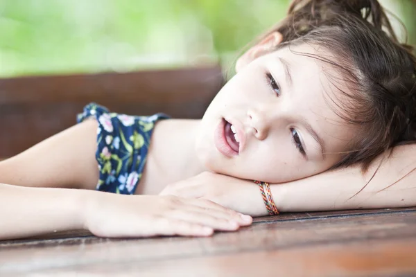 Menina cansada na mesa — Fotografia de Stock