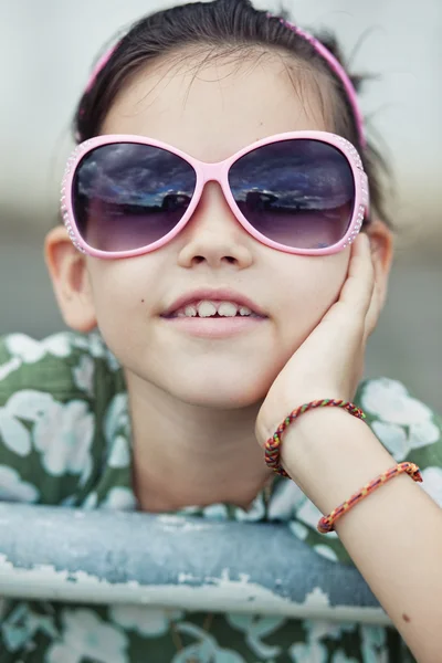 Porträtt av en flicka i solglasögon — Stockfoto