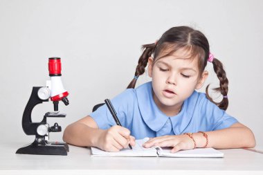 mikroskopla okuyan kız öğrenci 