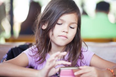 Cep telefonu kullanan kız