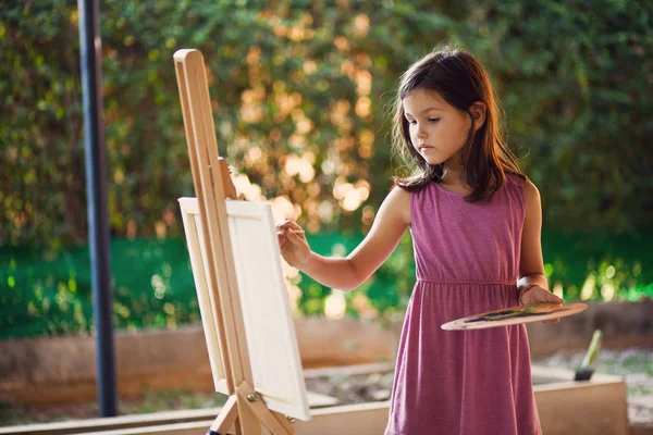 Niña dibuja un cuadro — Foto de Stock