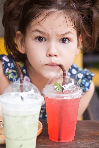 Gadis Asia minum koktail — Stok Foto