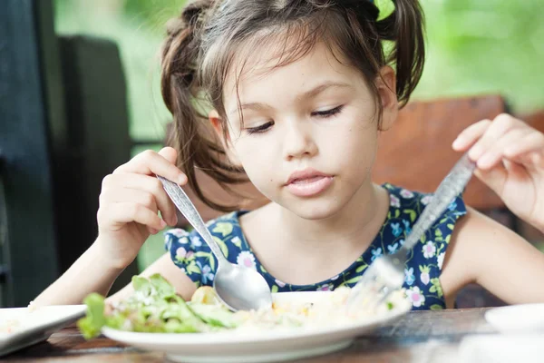 Küçük kız yiyor — Stok fotoğraf