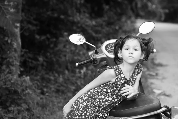 Ребенок возле мотоцикла — стоковое фото