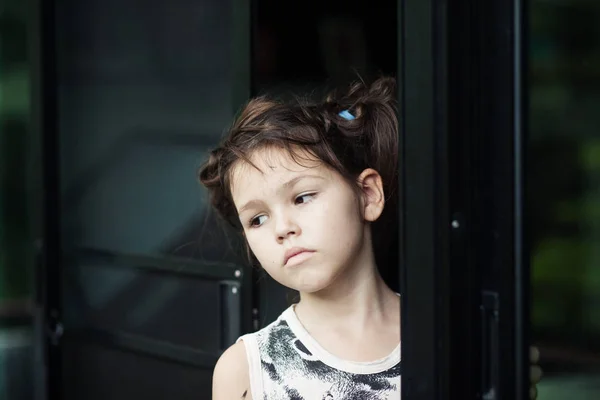 슬픈 어린 소녀의 모습 — 스톡 사진