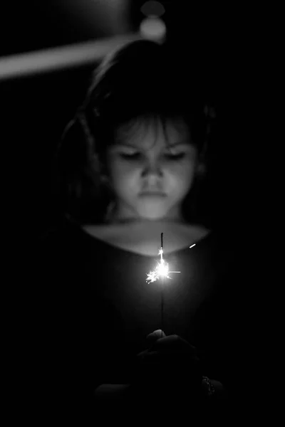 Kleines Mädchen mit Wunderkerze — Stockfoto