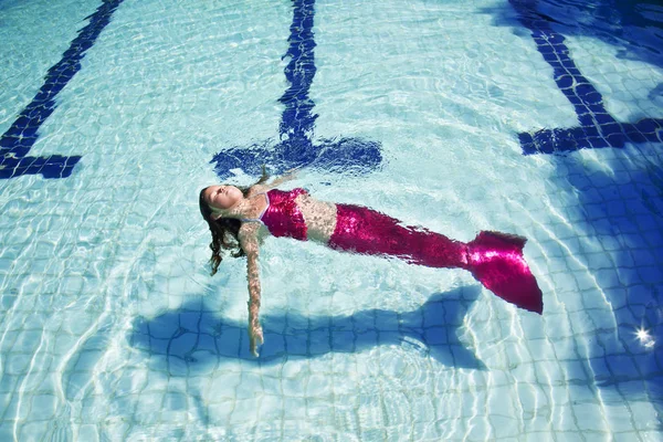 Meisje in een zeemeermin kostuum — Stockfoto