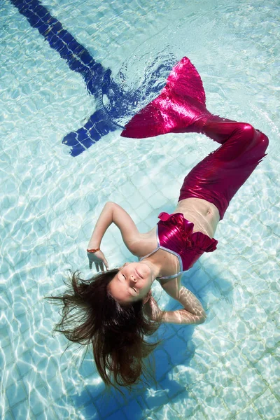 Meisje in een zeemeermin kostuum — Stockfoto