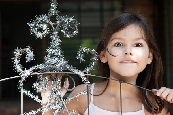 Маленькая девочка украшает ворота — стоковое фото