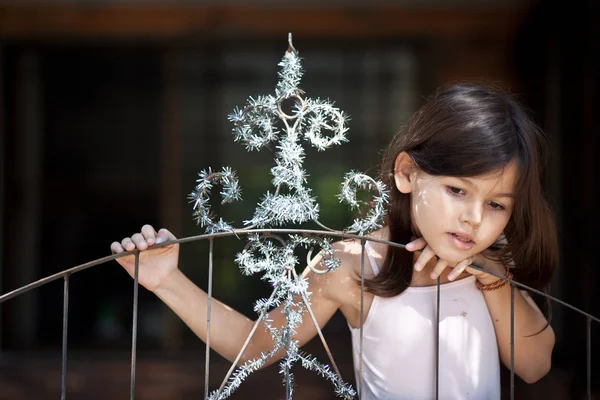 Menina decora o portão — Fotografia de Stock