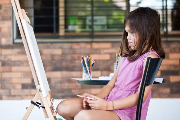 Den lille jenta tegner et bilde – stockfoto