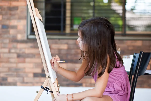 Niña dibuja un cuadro — Foto de Stock