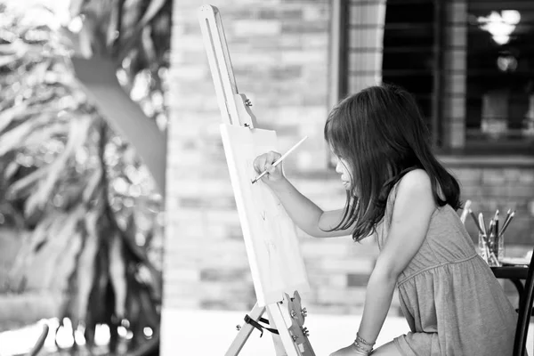 Kleines Mädchen zeichnet ein Bild — Stockfoto