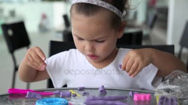 Çocuk çamurdan sculpts