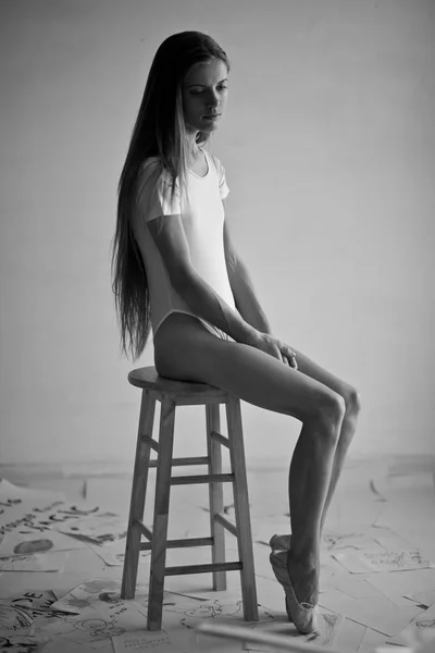 Balettdansös som sitter på stol — Stockfoto