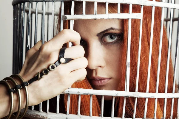 Vacker rödhårig kvinna med fågelbur — Stockfoto