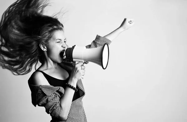 Νεαρή γυναίκα ουρλιάζοντας στο μεγάφωνο — Φωτογραφία Αρχείου