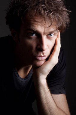 Yakışıklı bir gencin portresi.