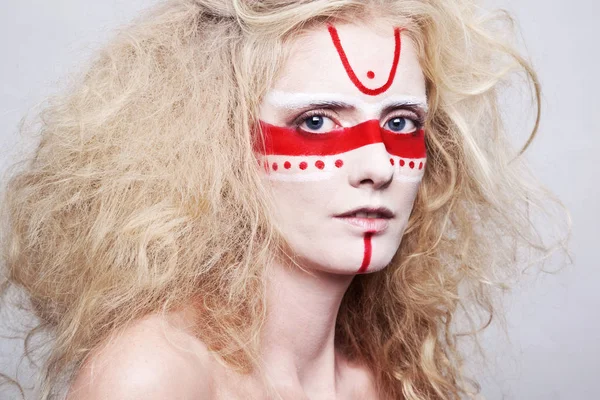 Junge Frau mit hellem Make-up — Stockfoto