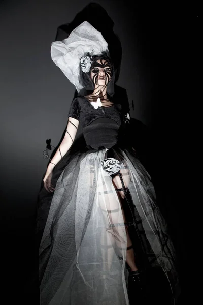 Acteur de performance en robe noire et blanche — Photo