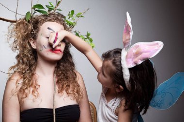 küçük kız kadın yüzü üzerinde çizim 