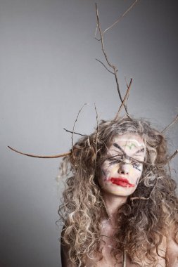 kadın saç şubeleri ile portresi 