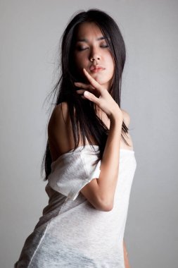 incelikle ve sensually çene dokunmadan kadın 