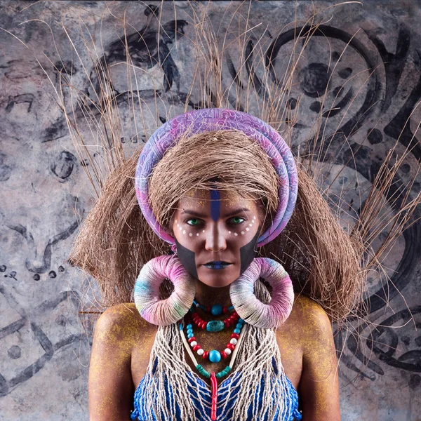 Племінна жінка з яскравим макіяжем — стокове фото