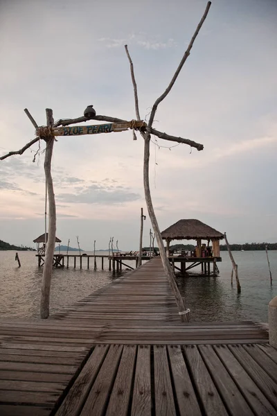 Houten pier met in lake — Stockfoto