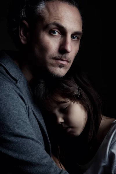 Father holding in embrace sleeping daughter — Stock Photo, Image