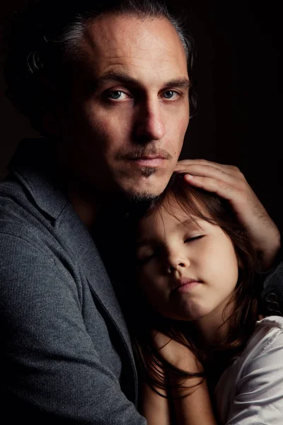 Father holding in embrace sleeping daughter — Stock Photo, Image