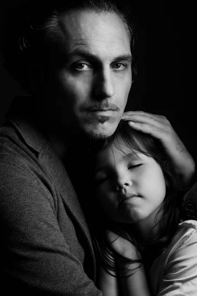 Vader houden in omhelzing slapende dochter — Stockfoto