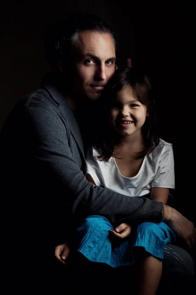 Vader houden in omhelzing lachende dochter — Stockfoto