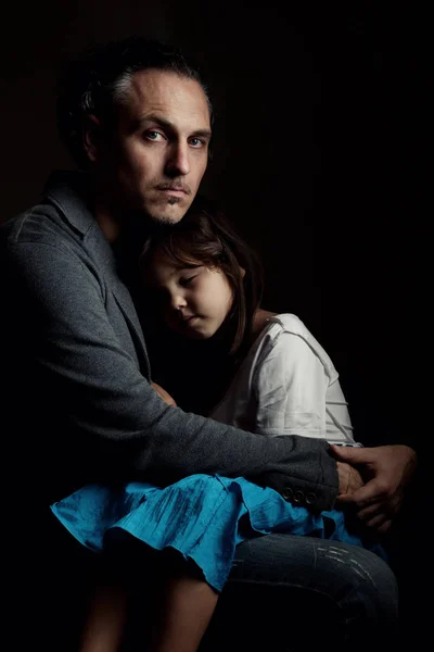 Ojciec trzymając w objęciach zmęczony Córka — Zdjęcie stockowe