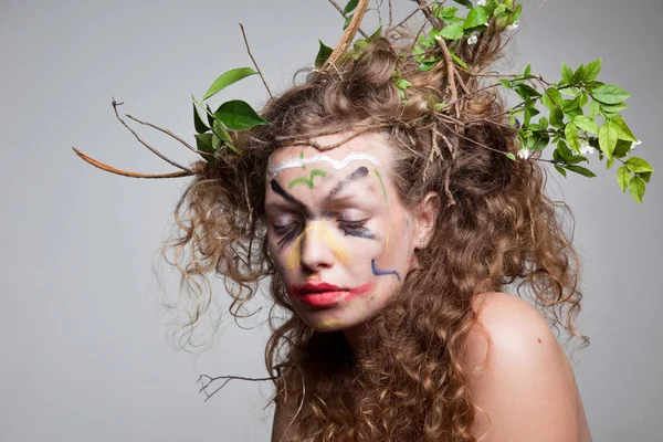 Femme avec couronne de feuilles et de branches — Photo