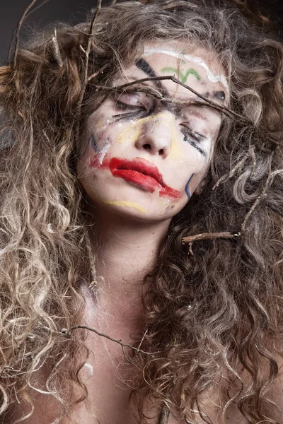 Retrato de mujer cansada con maquillaje brillante —  Fotos de Stock