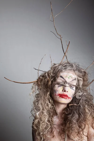 Portret van een vrouw met vestigingen in haren — Stockfoto