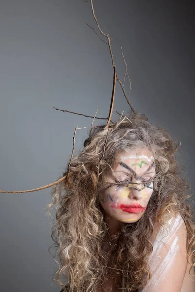 Retrato de mulher com ramos no cabelo — Fotografia de Stock